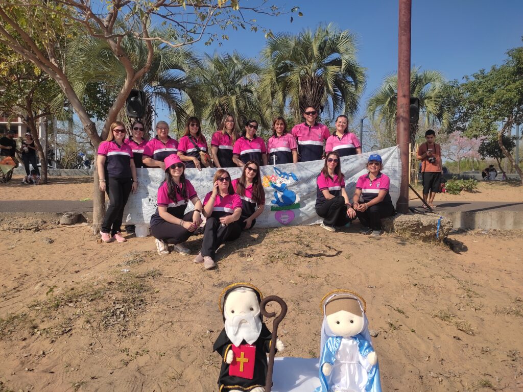 Personal del Jardín en la barrileteada en playa Arazaty