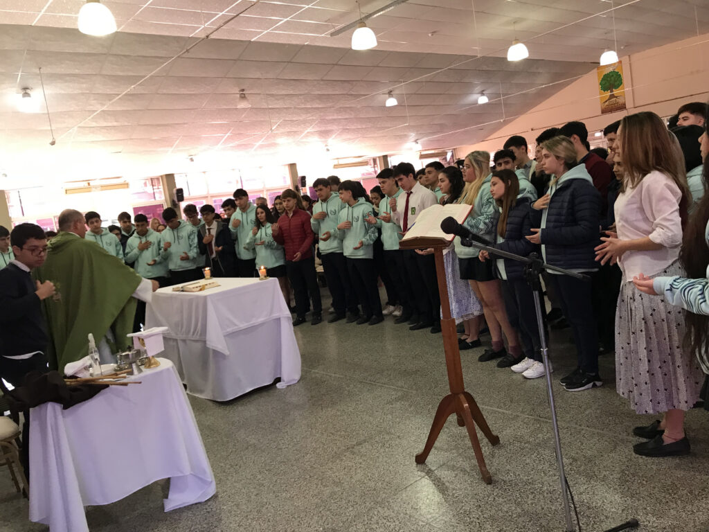 Bendición a egresados que viajarán